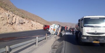 تانکر حمل بنزین در استان فارس واژگون شد / عکس