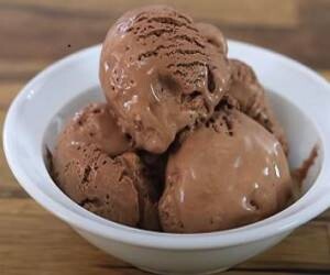 طرز تهیه حرفه‌ای بستنی شکلاتی خانگی