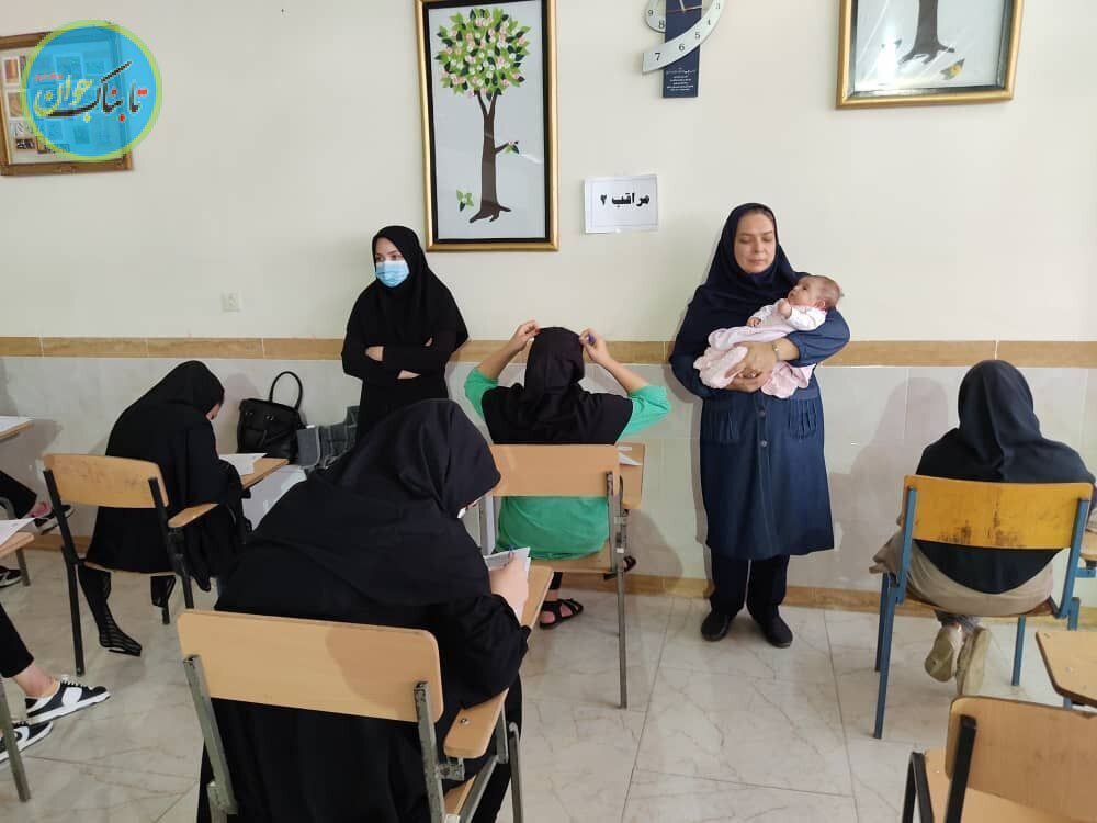 عکس | جالبترین تصویر کنکور ۱۴۰۱ را ببینید | همراهی نوزاد با مادرش در کنکور!