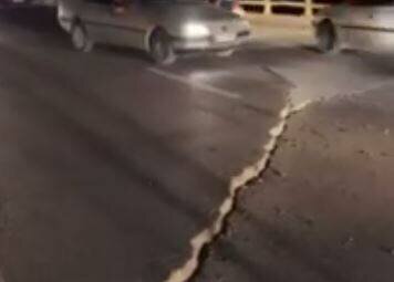 شکاف خیابان بر اثر زلزله در هرمزگان / فیلم