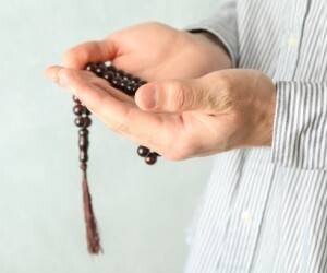 نماز و اعمال روز جمعه در مفاتیح الجنان و روایات