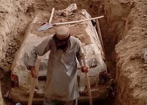  خودروی بنیانگذار طالبان از زیر خاک کشف شد / عکس