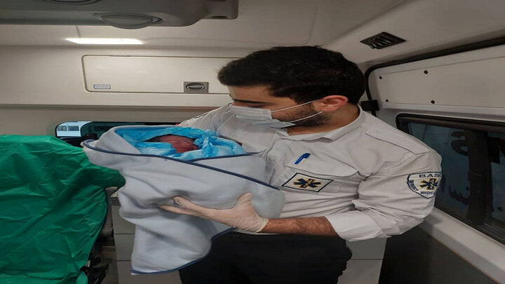 تولد نوزاد عجول در آمبولانس اورژانس قزوین 