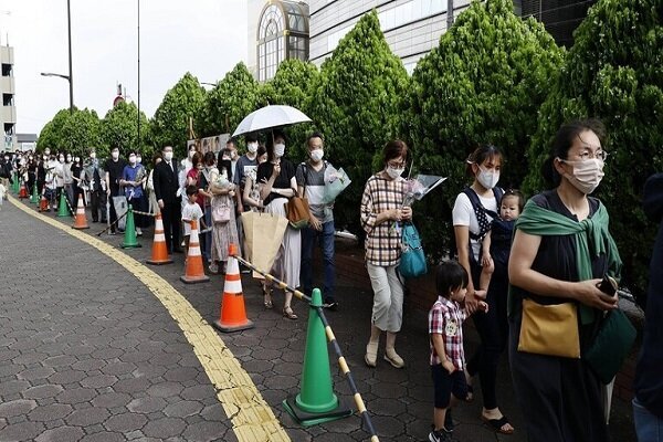 حضور انبوده ژاپنی‌ها برای مراسم خاکسپاری شینزو آبه