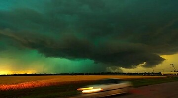 تصاویر آخر الزمانی از سبز شدن آسمان پس از وقوع توفان / فیلم