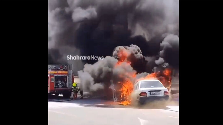 آتش گرفتن خودروی پراید در خیابان حافظ مشهد / فیلم