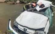 مرگ دلخراش سه شهروند گیلانی درپی سقوط خودروی پراید به رودخانه ای در آستانه اشرفیه/ فیلم
