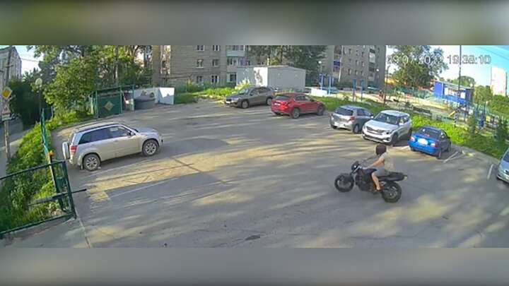 تصادف عجیب موتورسیکلت با خودرو سواری در پارکینگ / فیلم