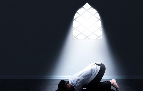 حکم خواندن نماز برروی تخت و تشک ابری چیست؟ 