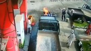 تصاویر هولناک از لحظه آتش گرفتن موتورسیکلت در پمپ بنزین / فیلم
