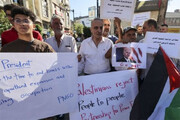 فلسطینیان با شعار «نه به سفر بایدن» دست به تظاهرات زدند / فیلم