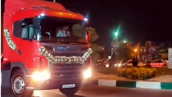 عجیب ترین ماشین عروسی که تا به حال دیده اید! | اقدام عجیب عروس و داماد شیرازی سوژه شد! / فیلم