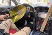 اقدام عجیب مالک یک خودروی لاکچری در تهران | استفاده از بیل و دسته بیل به جای فرمان و دنده / فیلم