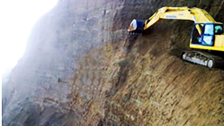 تصاویر هولناک از لحظه سقوط بیل مکانیکی از بالای کوه / فیلم
