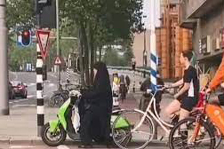 ویدئو پربازدید در شبکه‌های اجتماعی / خانم چادری در هلند موتورسواری می‌کند + فیلم