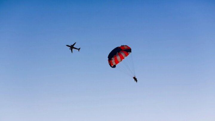 تصاویر هولناک از نجات هواپیما در حال سقوط با چترنجات توسط خلبان باهوش / فیلم