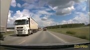 تصادف شاخ به شاخ راننده کامیونی که قصد فرار از ترافیک را داشت! / فیلم