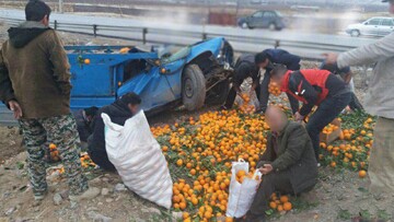 ویدیو تحسین برانگیز از اقدام جالب و کمک شهروندان اردبیلی به نیسان آبی واژگون شده حامل بار میوه