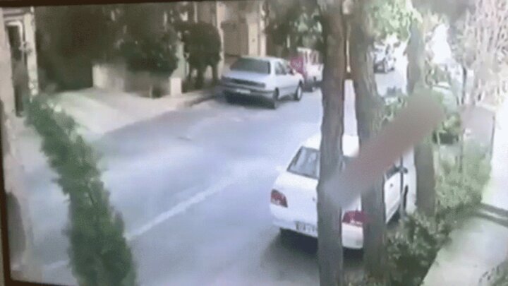 واژگونی وحشتناک خودروی لاکچری در پس از برخورد با خودروهای پارک شده یک کوچه خلوت در اقدسیه تهران! / فیلم
