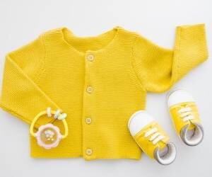 دلیل مخالفت اسلام با پوشاندن لباس زرد به نوزاد چیست؟ 