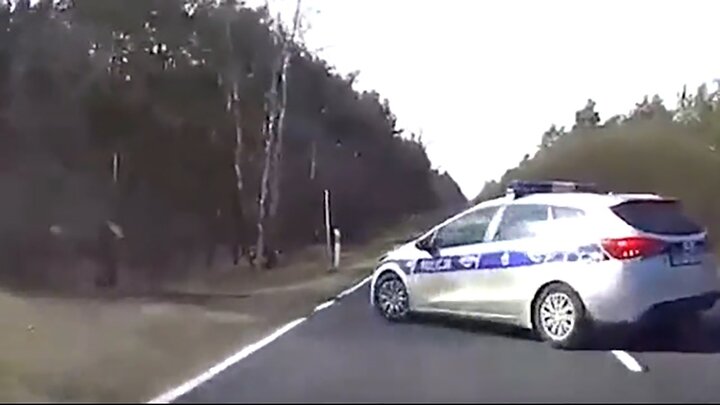  تصادف عجیب خودرو هنگام سبقت غیرمجاز با ماشین پلیس + مقصر کیست؟ / فیلم