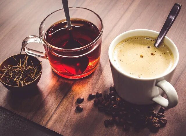 مصرف چای و قهوه می‌تواند جای نوشیدن آب را بگیرد؟