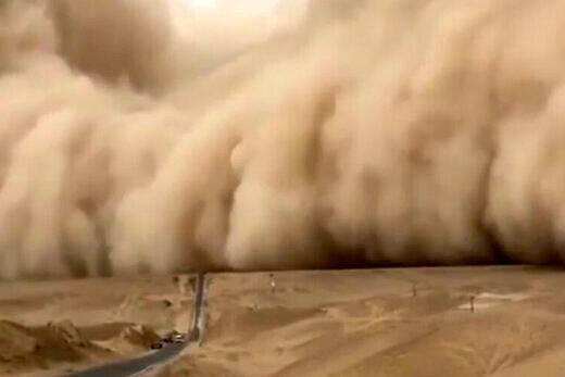 تصاویر آخر الزمانی از لحظه بلعیده شدن یک شهر توسط توده هوای شنی / فیلم