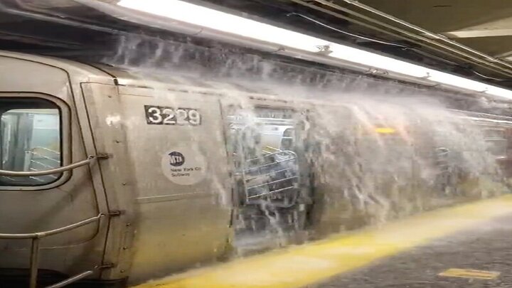 تصاویر عجیب از لحظه جاری شدن آب در متروی نیویورک / فیلم