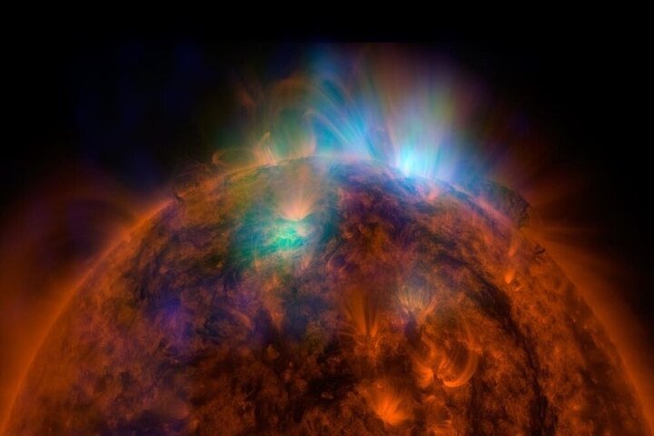 ناسا عکس جدید از خورشید منتشر کرد / پرتوهای زیبای خورشید با رنگ‌های سبز و آبی را ببینید + عکس