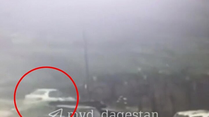 تصاویر دلهره آور از لحظه سقوط خودروی گردشگران از بالای آبشار + مرگ دلخراش یک خانواده / فیلم
