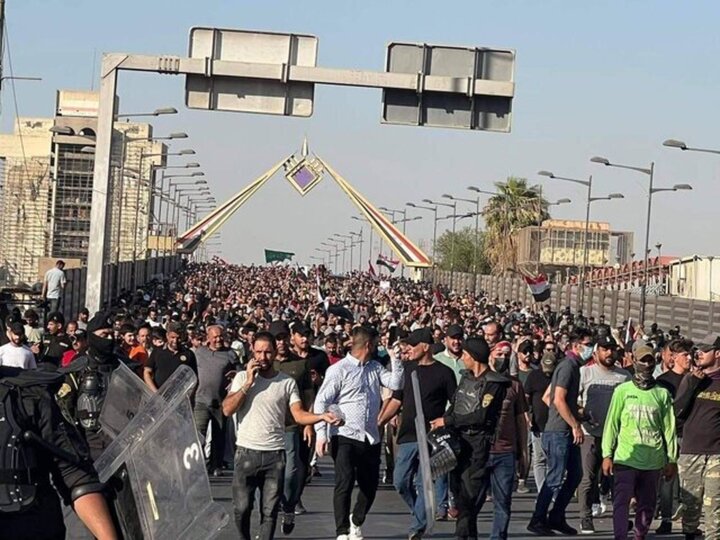 اعتصاب طرفداران مقتدی صدر در مقابل ساختمان پارلمان عراق