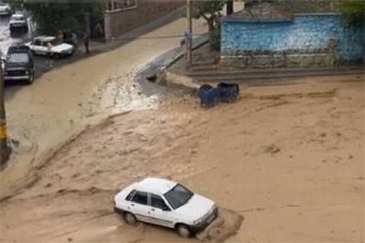 تصاویر دلهره آور از سیلاب هولناک خیابان شریعتی رودهن | آب خودروها را با خود برد! / فیلم