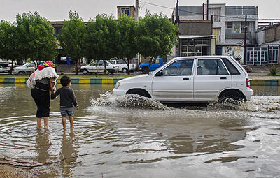 مسدود شدن خیابان‌های اسلامشهر در پی بارش باران رگباری / فیلم