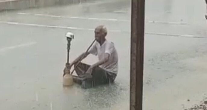 قلیان کشیدن عجیب پیرمرد بوشهری میان سیل و باران / فیلم