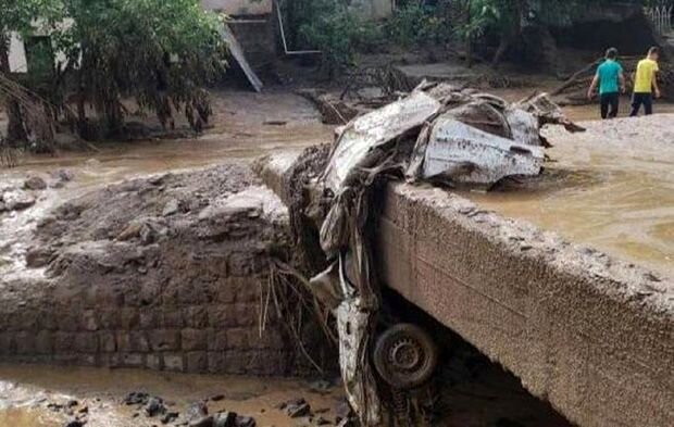 خسارت فراوان به دلیل بارش باران در طالقان | سیل ۵۰ خودرو را با خود برد! / عکس و فیلم