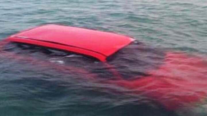 این ویدیو رو حتما ببینید! | چگونه هنگام غرق شدن خودرو، جان خود را نجات دهیم؟ / فیلم