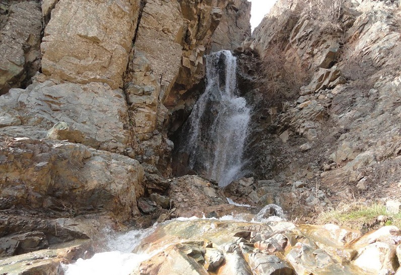 معرفی آبشار زیبای چهرن در منطقه‌ای ییلاقی 
