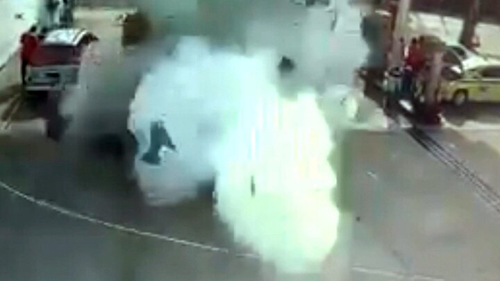 تصاویر هولناک از انفجار مرگبار ماشین در پمپ بنزین + مرگ دلخراش مرد ۶۷ ساله / فیلم