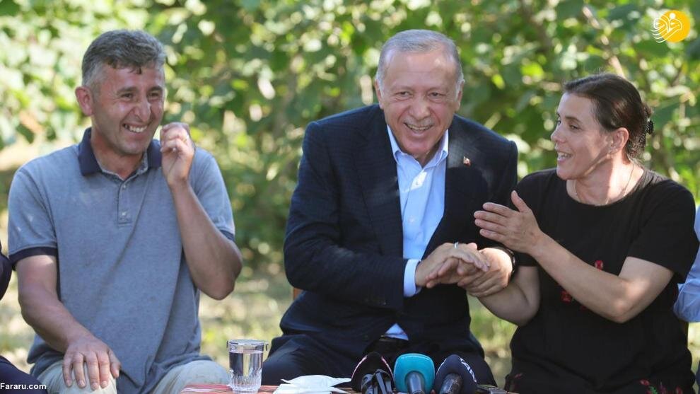 بوسیدن دست یک جوان توسط اردوغان حاشیه ساز شد 