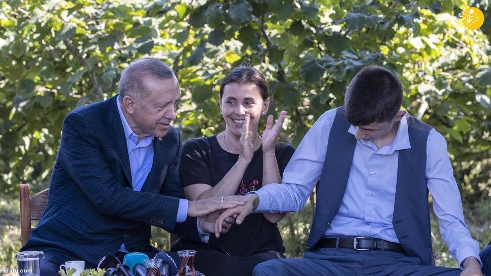 بوسیدن دست یک جوان توسط اردوغان حاشیه ساز شد 