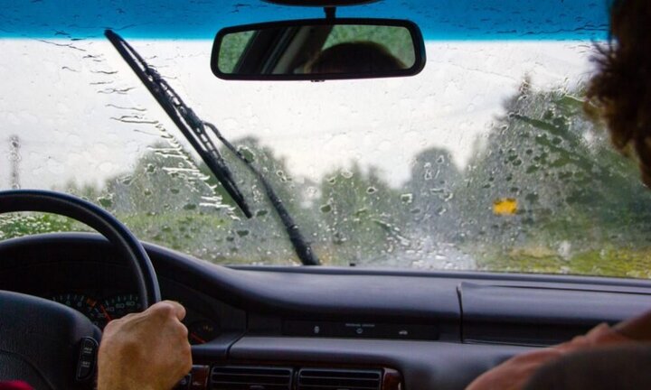 در هوای بارانی چگونه رانندگی کنیم؟ / عکس