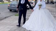 اتفاق عجیب برای زوج بدشانس | سقوط تانکر آب روی سر عروس هنگام خروج از آرایشگاه / فیلم