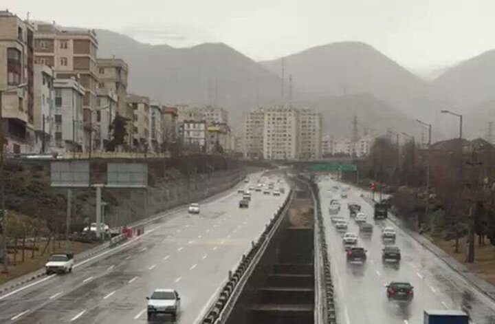 تصاویر دلهره آور از لحظه ورود سیل وحشتناک به بزرگراه باکری تهران / فیلم