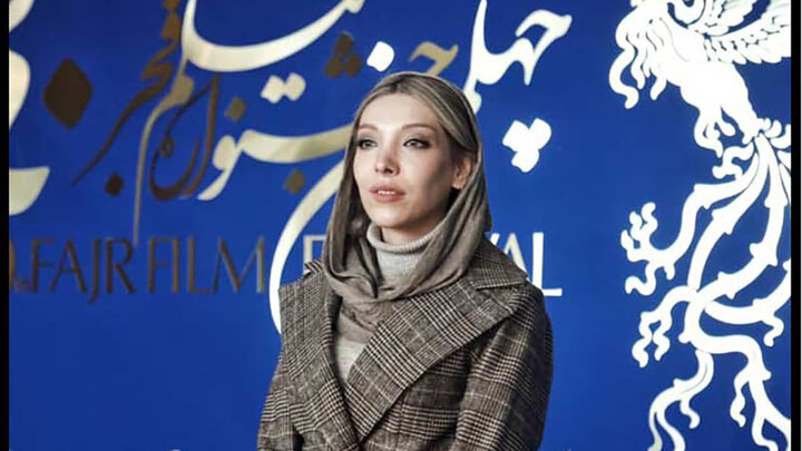 عکس مانتوی طلاکاری شده بازیگر زن ایرانی جنجالی شد! | لاکچری بازی خانم بازیگر پس از سیمرغ جشنواره