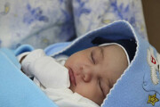 تصاویری تلخ از پدری که قصد پرت کردن نوزادش از بالکن بیمارستان برازجان را داشت / فیلم