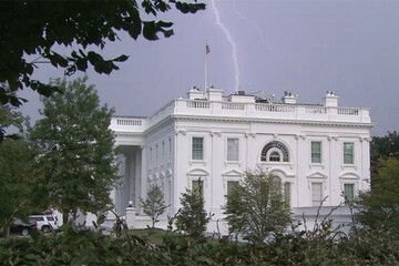 تصاویری از برخورد وحشتناک صاعقه به کاخ سفید / فیلم