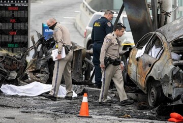 ویدیو هولناک از تصادف وحشتناک زنجیره ای سه خودرو در آمریکا + خودروها منفجر شدند!