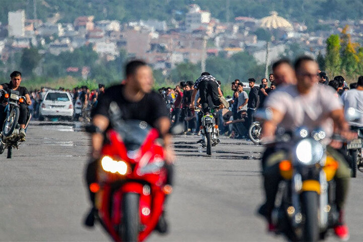 بازی با مرگ در خیابان؛ اقدام خطرناک و دلهره آور موتورسوار شجاع مشهدی در ترافیک / فیلم