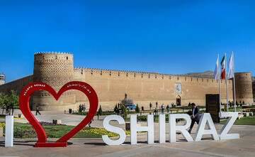 شیراز به چه چیزی معروف است؟