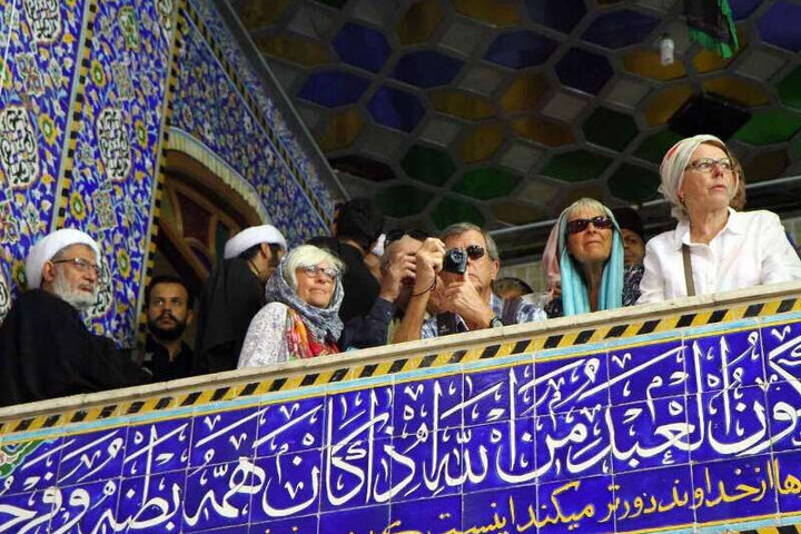 گردشگران خارجی در مراسم عزاداری تاسوعای حسینی در یزد / فیلم